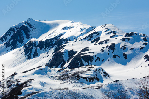 Fotografi Light shines on a fresh blanket of snow high in the rugged Alaskan mountains