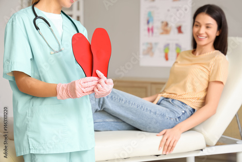 Young female orthopedist wi...