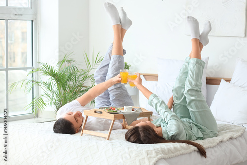 Young couple with juice hav...