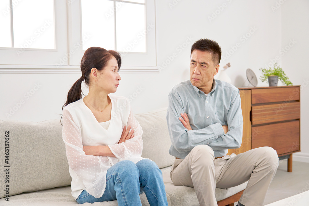 夫婦 喧嘩するシニア夫婦 睨み合い リビング 夫婦 喧嘩するシニア夫婦 睨み合い リビング