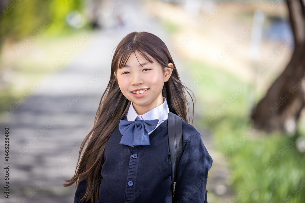 桜の下で微笑む学生