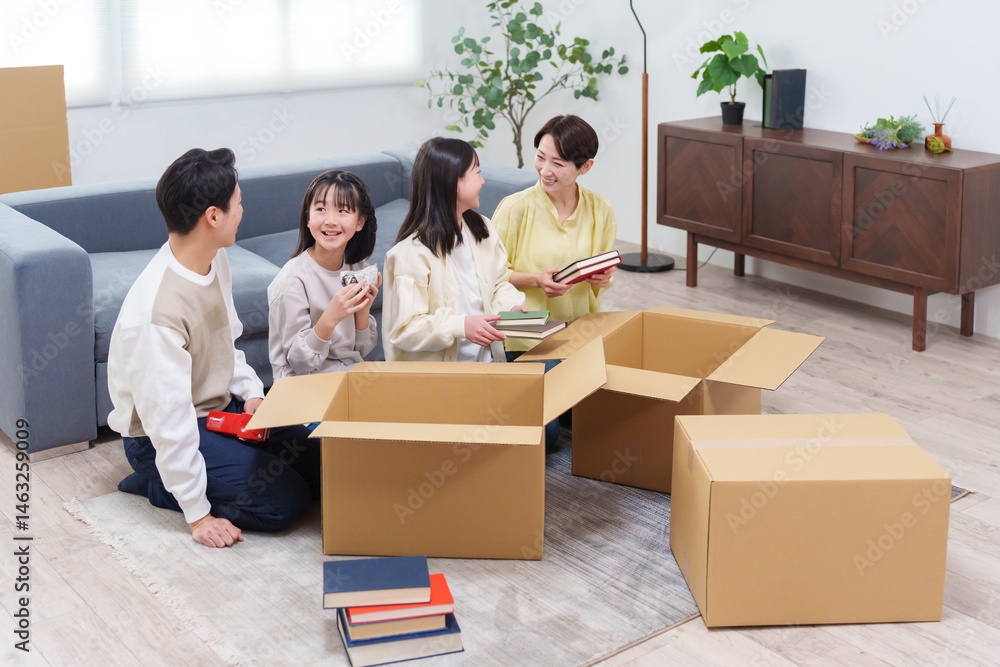 引越しの荷造りをする家族 引越しの荷造りをする家族