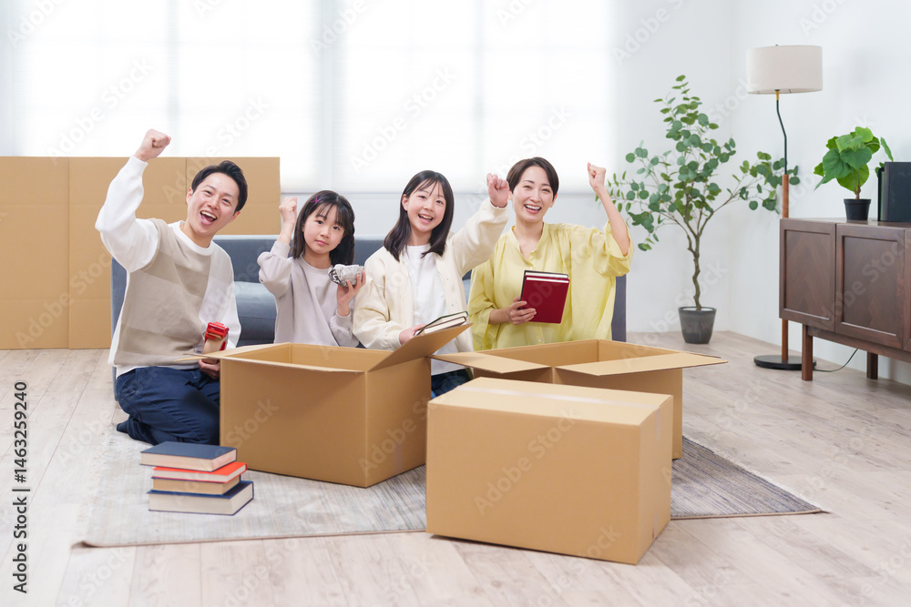引越しの荷造りをする家族 引越しの荷造りをする家族