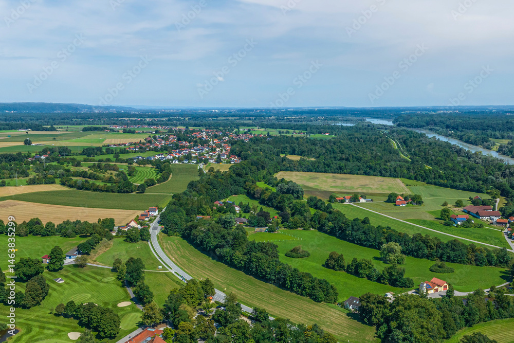 Fototapeta premium Die Region Niedergern bei Piesing in Oberbayern aus der Vogelperspektive