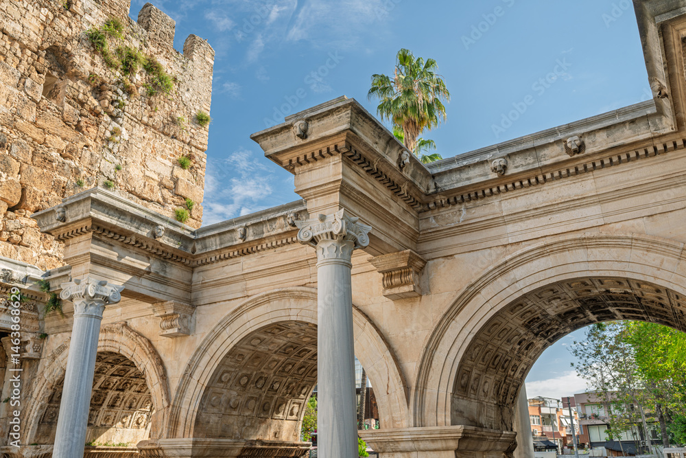 Obraz premium Hadrian Gate, also known as the Uc Kapilar, at the entrance to Antalya Old Town or Kaleici on a sunny day
