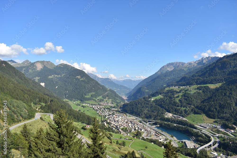 Fototapeta premium Panoramablick über Airolo im Herbst an der Straße über den Gotthardpass