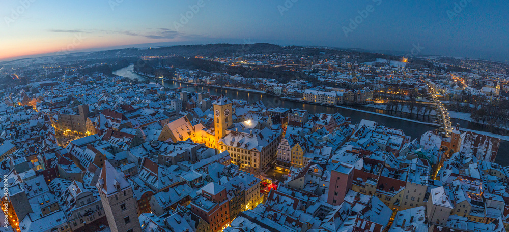 Winterliche Stimmung über der Regensburger Altstadt an einem verschneiten Dezember-Abend