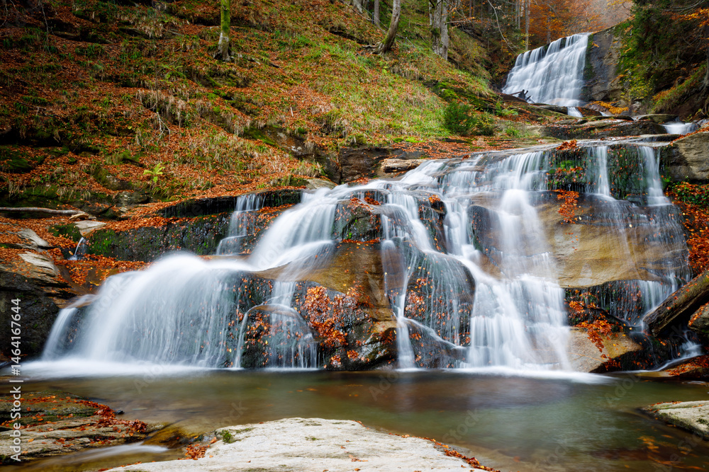 Obraz premium Tranquil Mountain Landscape with Water Reflections