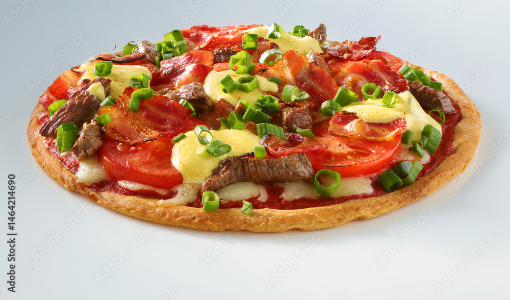 Pizza mit RInderfilet Tomaten Fruelingszwiebeln und Kaese mit Bacon auf weissem Fond, Italien, Tomaten, isoliert, Pizza mit RInderfilet Tomaten Fruelingszwiebeln und Kaese mit Bacon auf weissem Fond, Italien, Tomaten, isoliert,