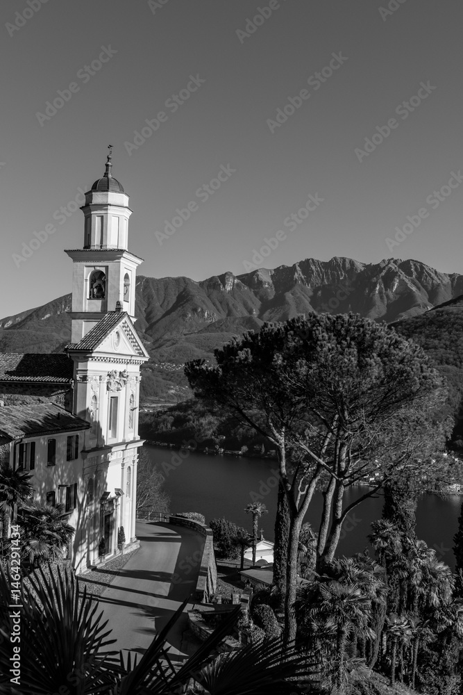 Φωτογραφία Church of Saints Fedele and Simone and Lake Lugano with Mountain in a Sunny Day in Vico Morcote, Ticino, Switzerland