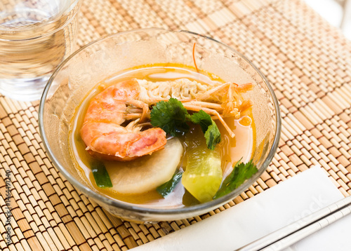 Obraz na płótnie Thai soup with seafood and vegetables w salonie