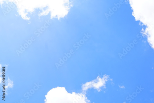 夏の晴れた日の青空と雲。8月の新潟県の空。