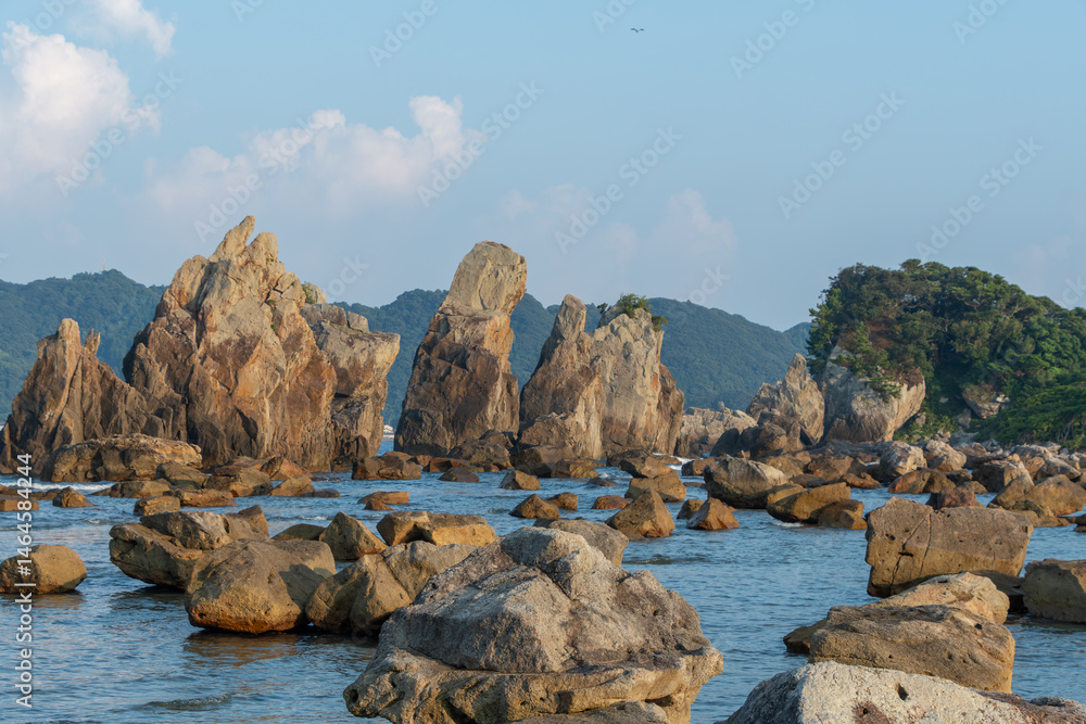 Fototapeta premium 和歌山県串本町の橋杭岩と海の風景