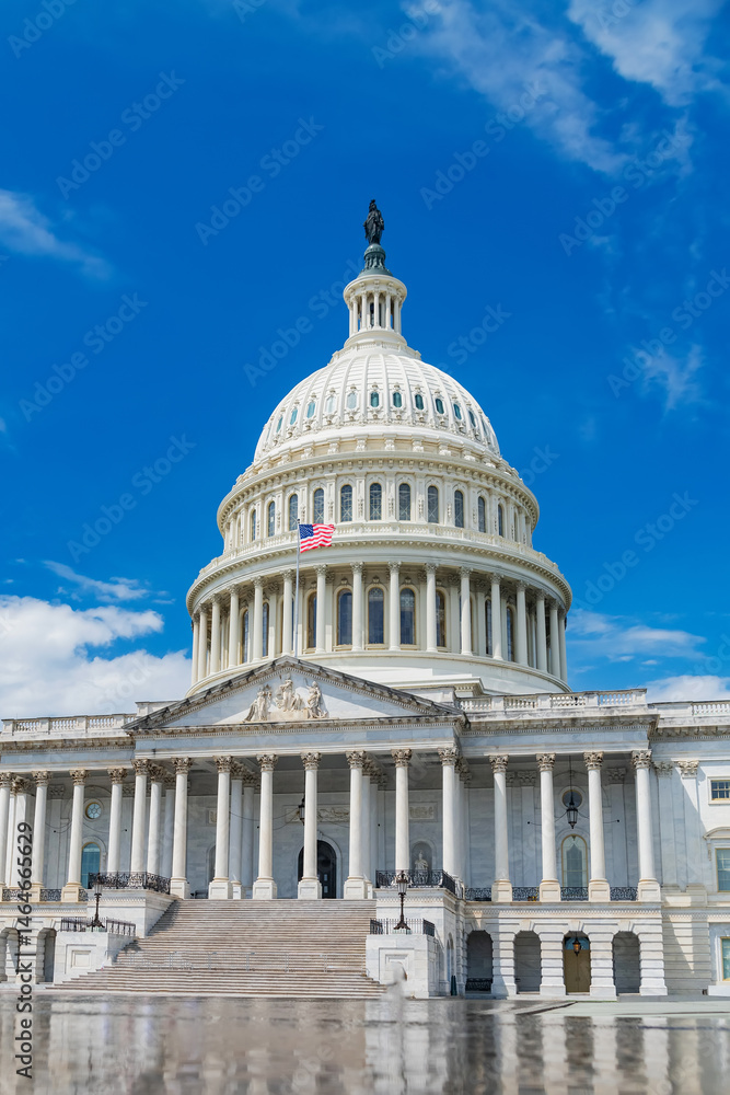 Naklejka premium U.S. Congress against a blue sky in Washington, DC.