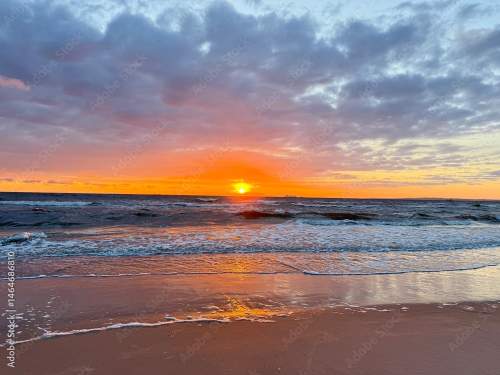 Obraz premium summer sunset on the beautiful beach with unique waves