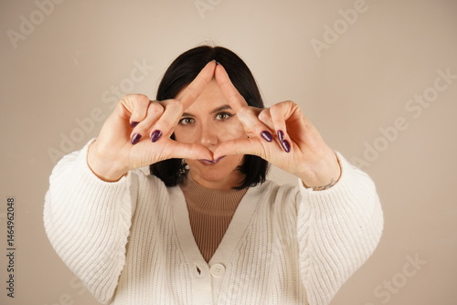 Fotografie This gesture is a universal symbol for peace and understanding, often used to convey a message of goodwill and balance