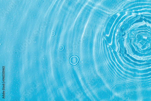 Obraz na płótnie drops on water with circles on a blue background w salonie