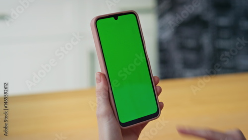 Obraz na płótnie Unknown girl tapping greenscreen cellphone reading message at home closeup. w salonie