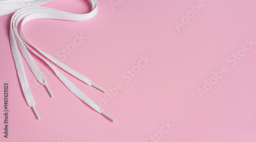 Obraz na płótnie White shoelaces on light pink background with copy space w salonie