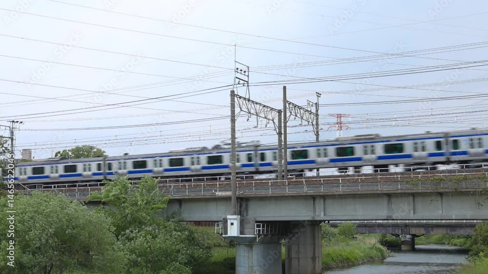 千葉県柏市の大堀川を我孫子・取手・土浦・水戸方面へ渡る常磐線(E531系)の中距離電車10両編成 千葉県柏市の大堀川を我孫子・取手・土浦・水戸方面へ渡る常磐線(E531系)の中距離電車10両編成