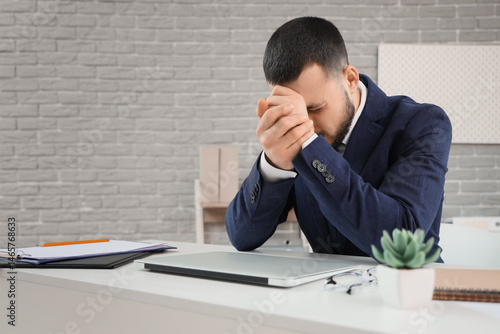 Stressed businessman experi...