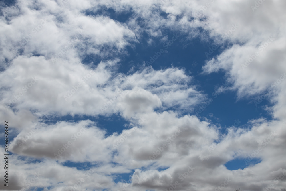 Obraz premium Blue sky with white clouds