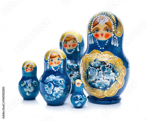 Original Matrjoschka Puppen  freigestellt auf weissem Hintergrund