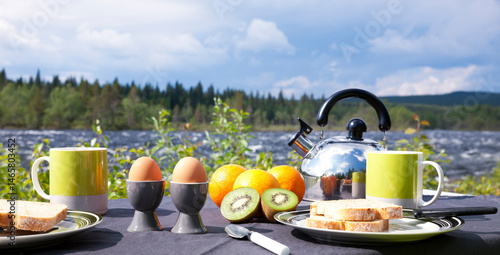 Frühstück im Grünen an einem Fluss in skandianvien