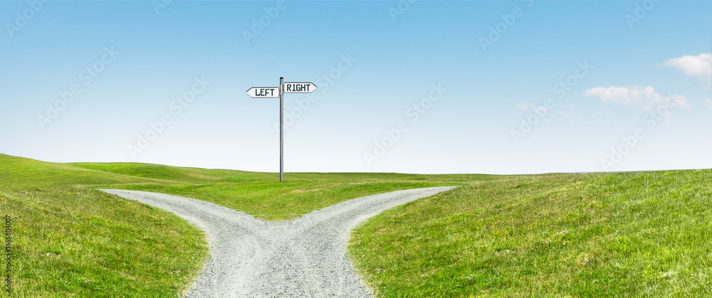 Obraz premium Weggabelung auf einem Weg mit Wegweiser Left und Right
