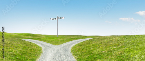 Weggabelung auf einem Weg mit Wegweiser Left und Right