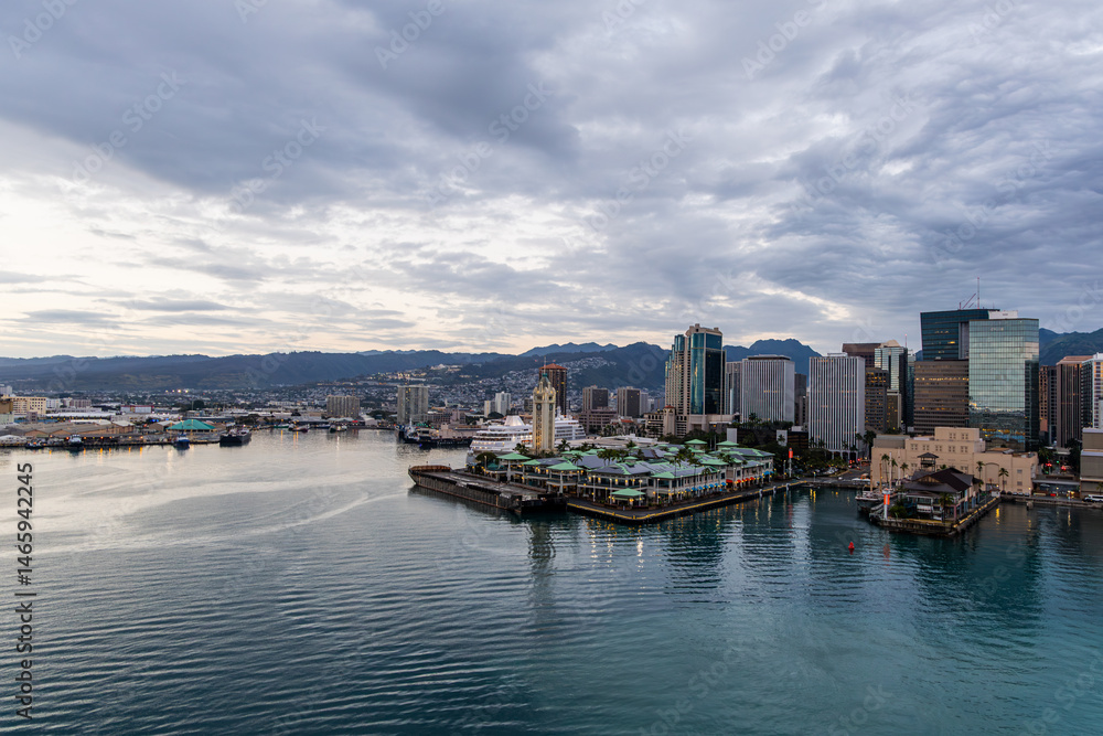 Fototapeta premium Honolulu Harbor With Waterfront Skyline and Scenic Mountain Background