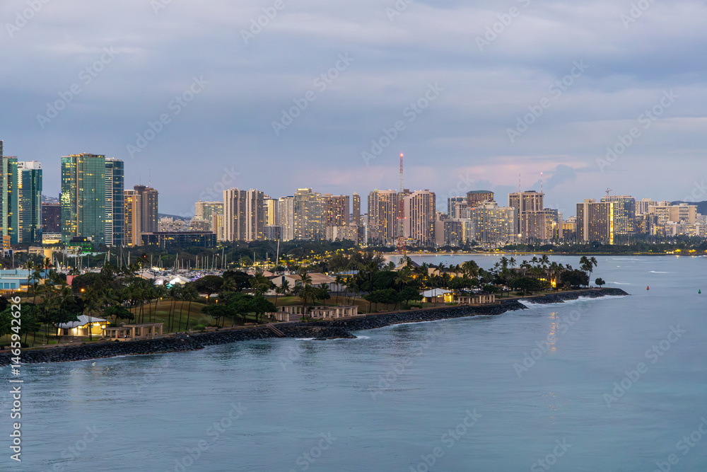 Obraz premium Honolulu City Skyline and Waterfront in Evening Light with Calm Waters