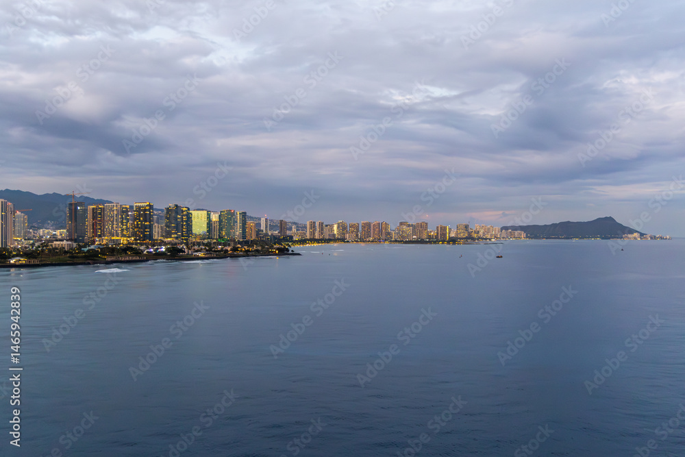 Naklejka premium Scenic View of Honolulu City Skyline with Ocean and Mountain Background