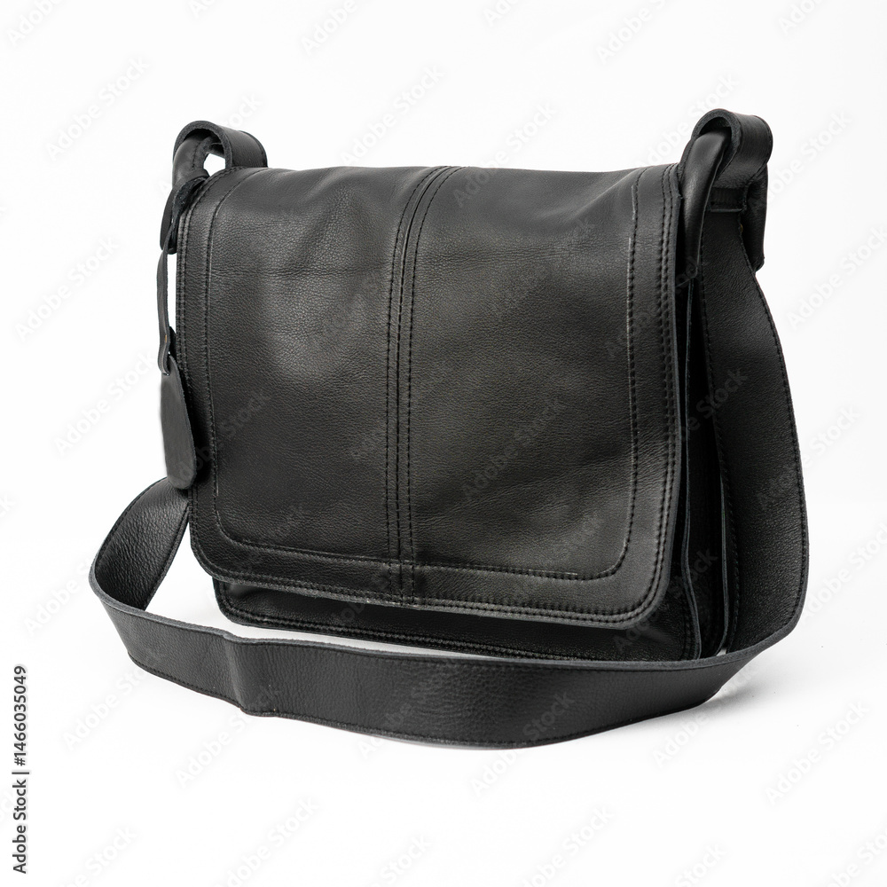 Naklejka premium Blank black leather shoulder bag isolated on white background, perfect for leather product catalogue