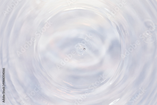 水面に落ちる水滴.