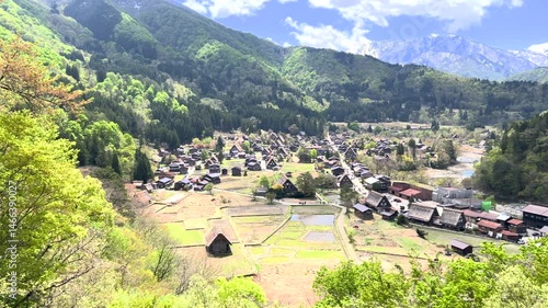 日本の山里のかやぶき屋根の元風景