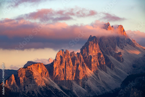 Obraz na płótnie Impressive view of Croda da Lago mountain chain in beautiful sunset light w salonie