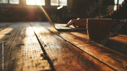 テーブルの上にカップとパソコン 03