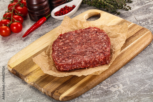 Obraz na płótnie Raw beef burger cutlet for grill w salonie