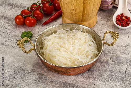 Obraz na płótnie Glass noodle funchoza in the bowl w salonie