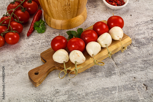 Obraz na płótnie Mozzarella with cherry tomato canape w salonie