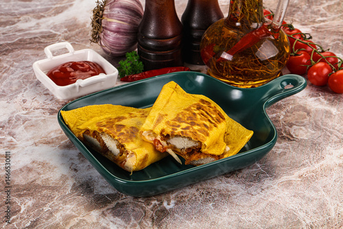 Obraz na płótnie Spicy quesadillas with chicken fillet w salonie
