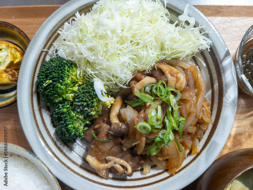 生姜焼き定食とたっぷり野菜の盛り合わせ