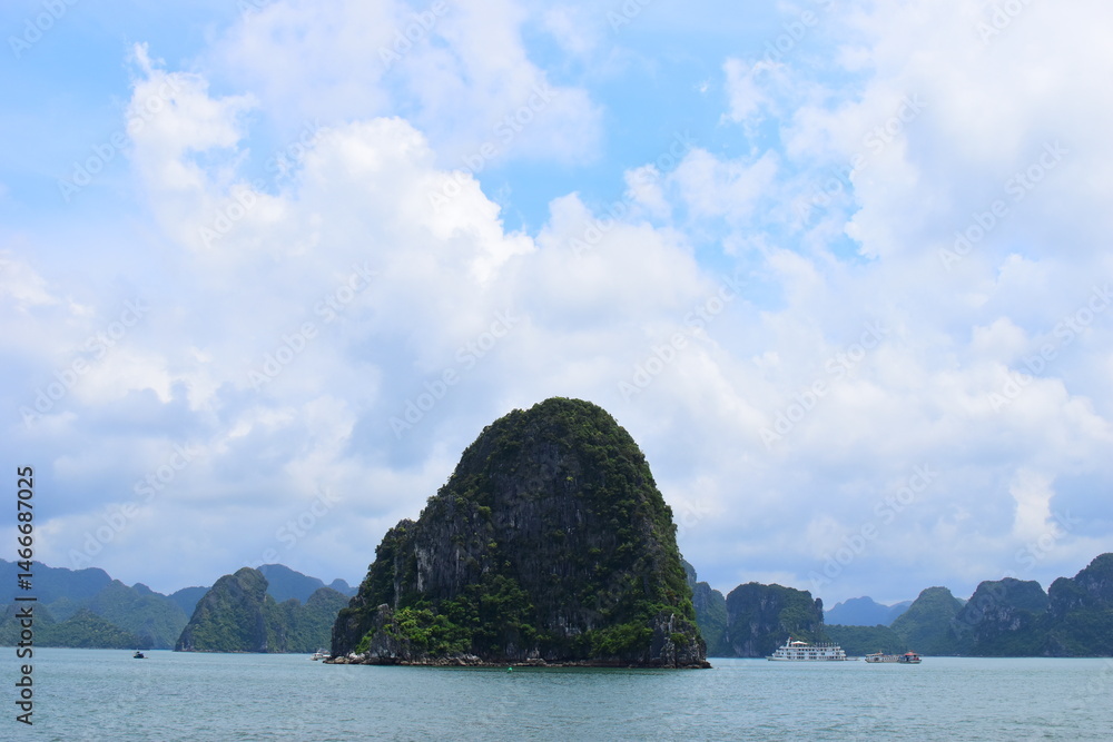 Obraz premium HA LONG BAY, VIETNAM - JULY 19, 2022: Beautiful view of the Halong bay, Vietnam. UNESCO World Heritage. This was on a cloudy day, with many boats and spells of sunshine. during the Covid 19 pandemic. 