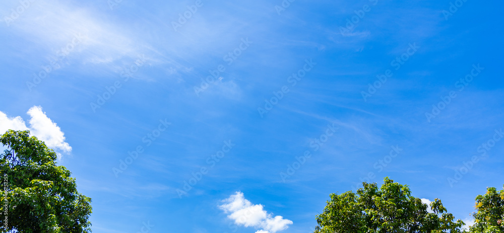 Obraz premium Bright blue sky with fluffy white clouds.