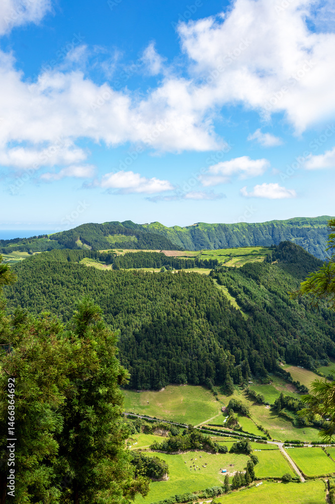 Obraz premium Crater Caldeira do Alferes, Sete Cidades, Sao Miguel Island, Azores, Portugal, Europe.