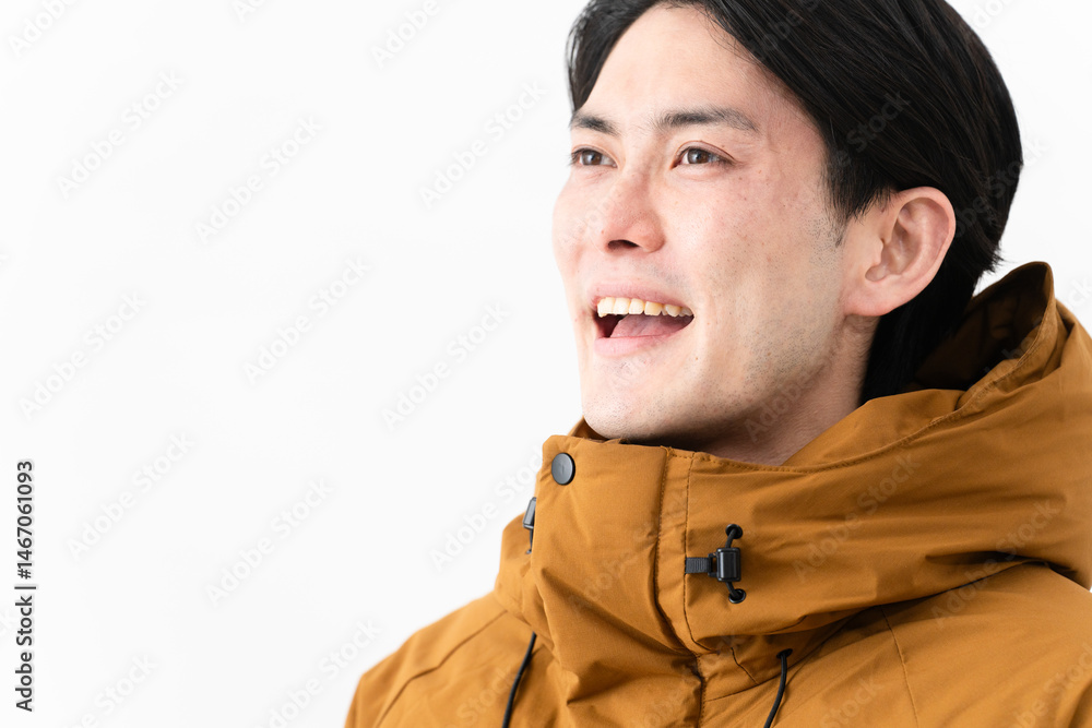Obraz premium ダウンコートを着ている若い男性