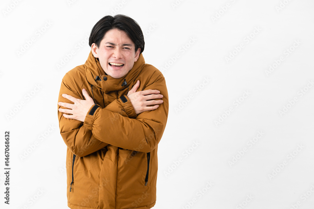 ダウンコートを着ている若い男性 ダウンコートを着ている若い男性