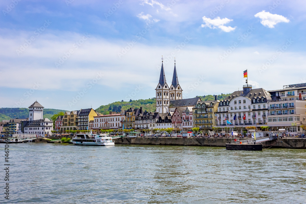 Obraz premium Riverside promenade with historic buildings and Kirche St. Severus (the Church of St. Severus) in the picturesque town of Boppard, Germany