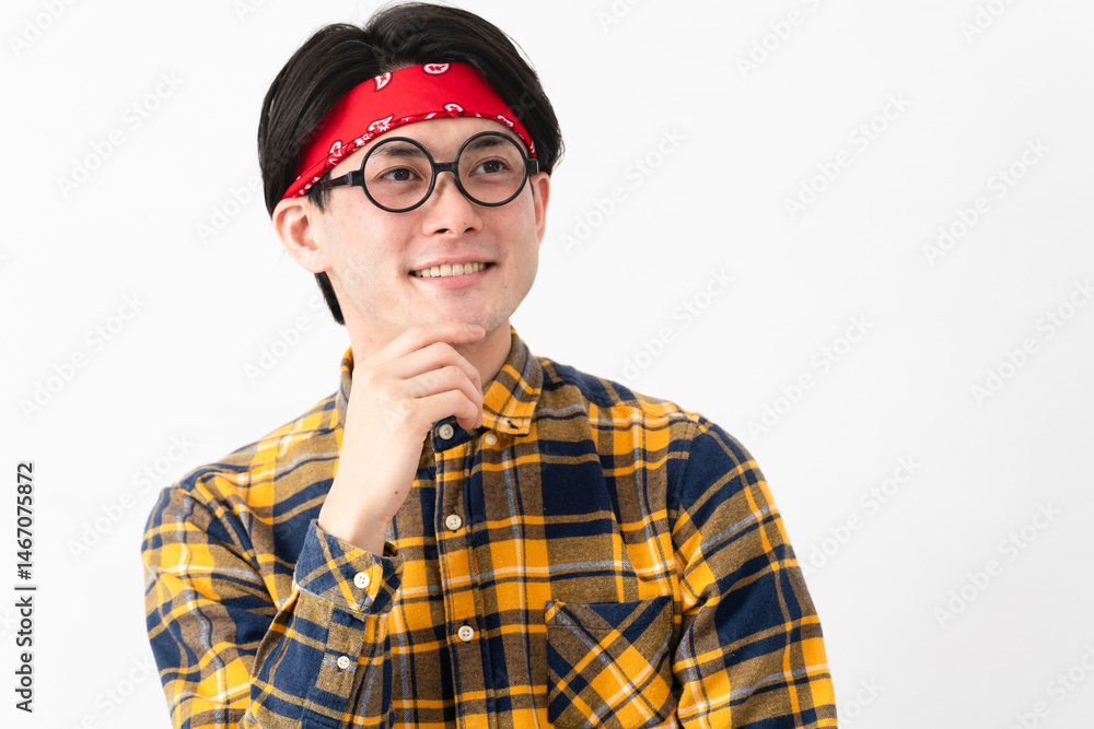 チェック柄の服を着た若い男性 チェック柄の服を着た若い男性